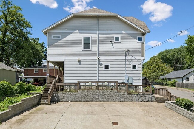 Building Photo - 906 Smiley St