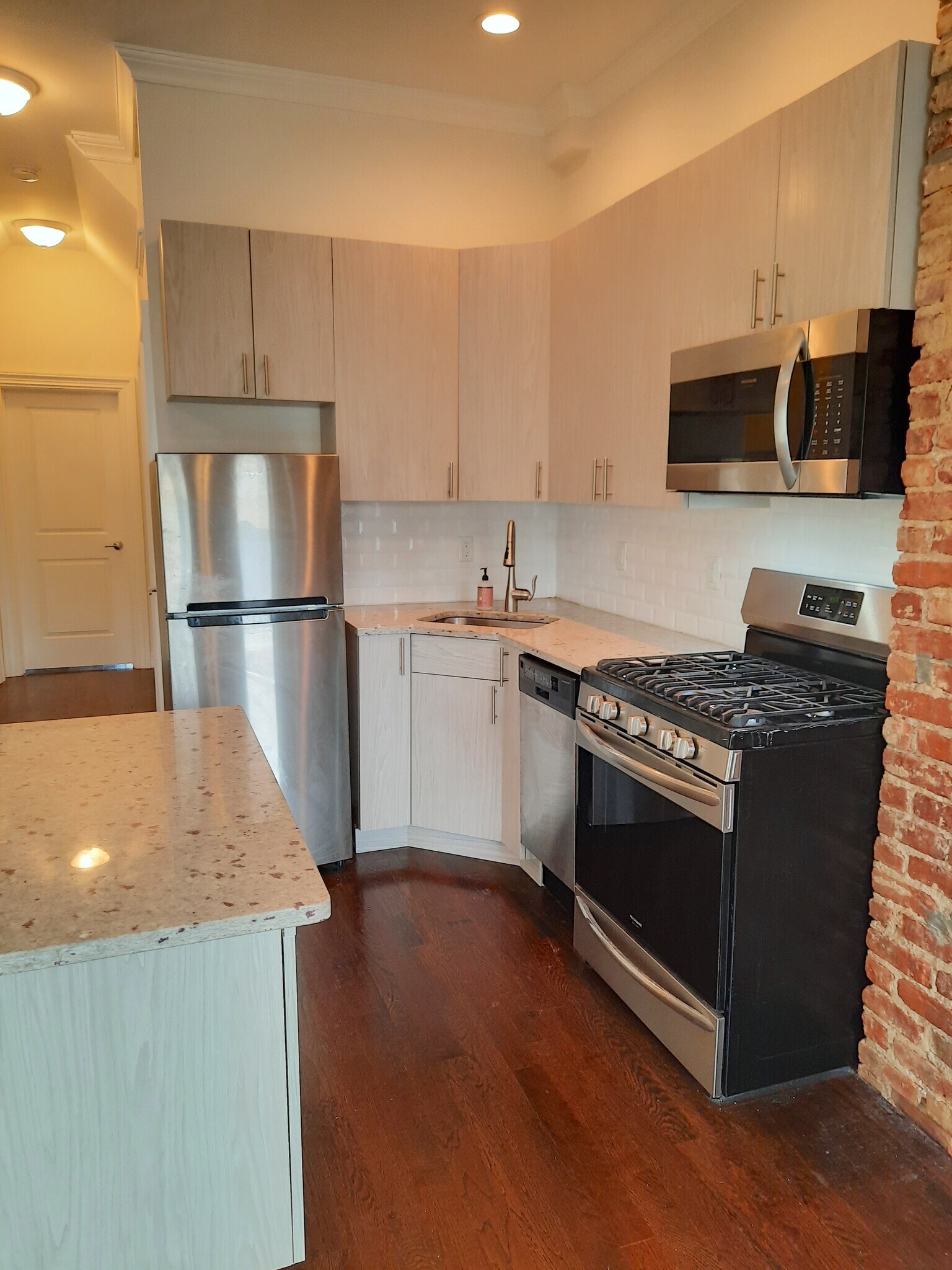 Building Photo - 158 6th St