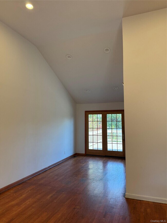 Building Photo - 11 Syosset Cir