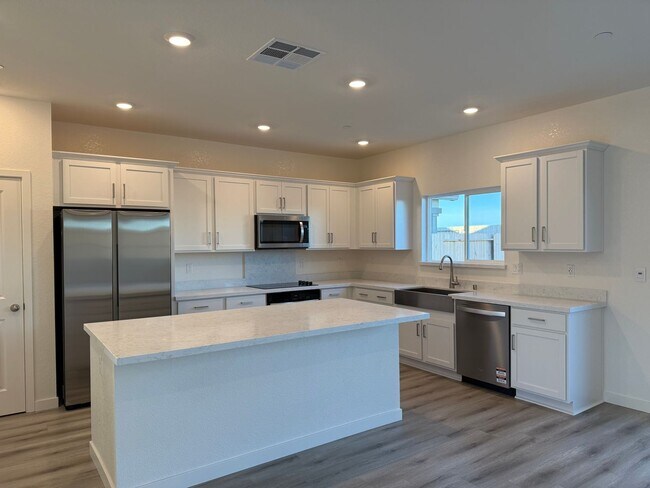 Building Photo - Spectacular New 5/3 Bath Available Now!