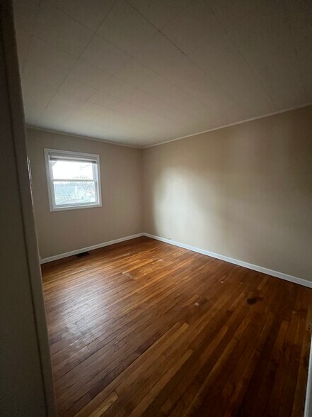 Building Photo - 2220 Roselawn Ave