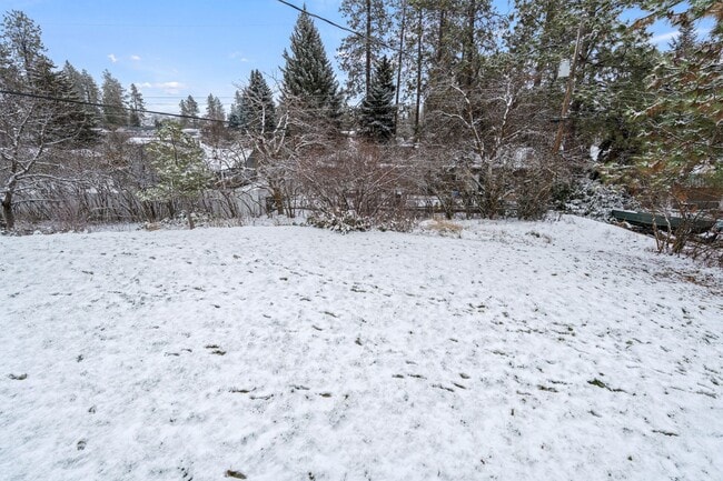 Building Photo - 4-Bedroom Retreat in Medical Lake - 2 Baths & 2,454 Sq/Ft Half Month Rent Free!