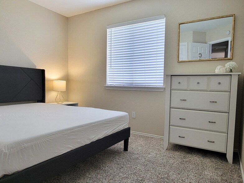 Building Photo - 5421 Teal Dr