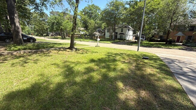 Building Photo - 2815 Woodland Grove Dr