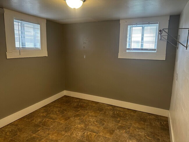 Building Photo - 4 Bedroom