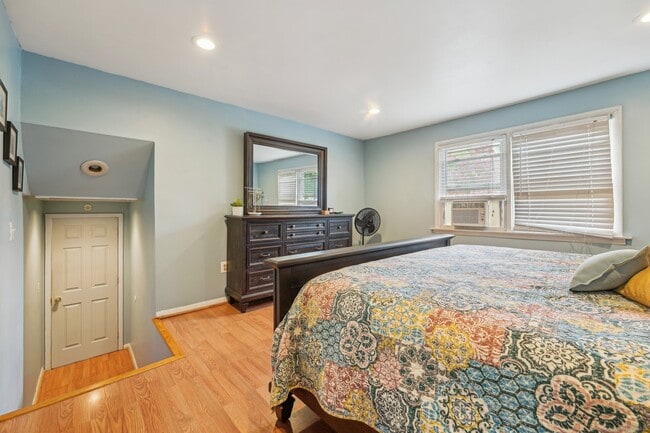 Building Photo - 44 Simsbury Manor Dr
