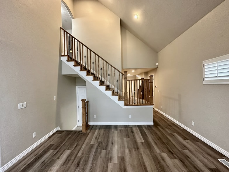 Building Photo - 927 E Montana Vista Ln