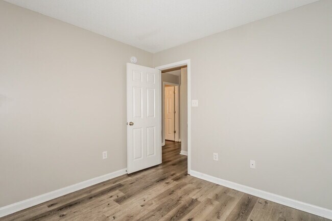 Building Photo - 1801 Cherry Creek Dr