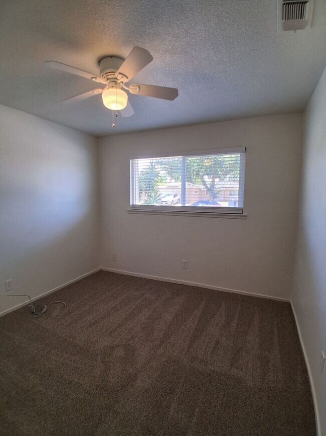 Building Photo - 1419 N Winery Ave