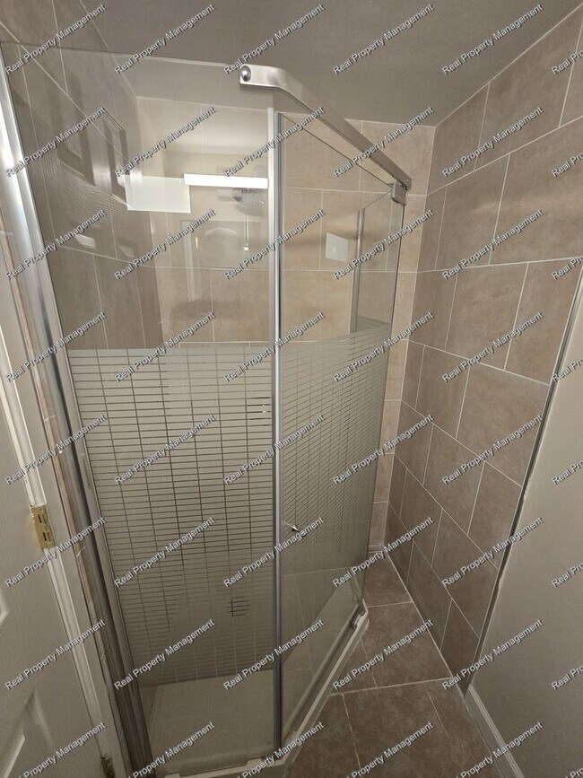 Building Photo - Three Bedroom Tri-Level in LOFS