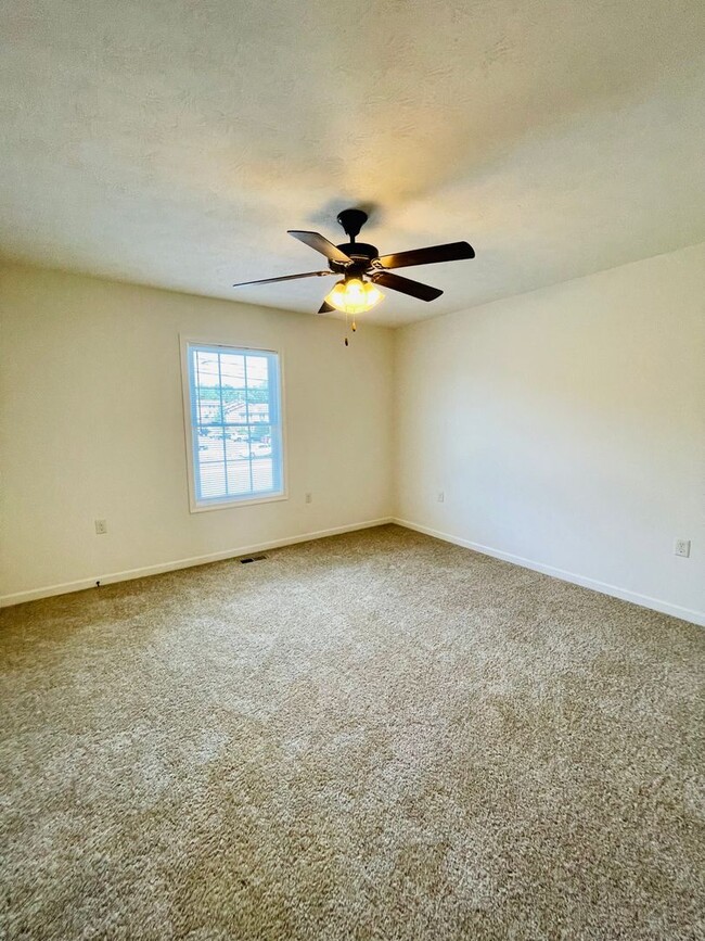 Building Photo - 3 Bedroom, 2.5 Bath Townhouse in Wellington Park