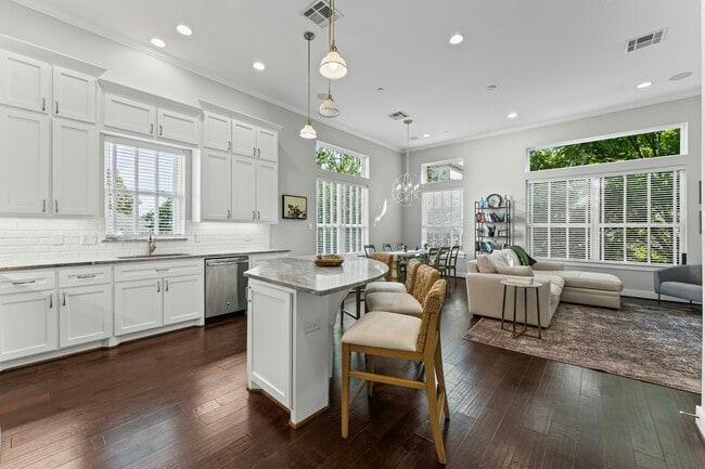 Building Photo - 1105 Fowler St