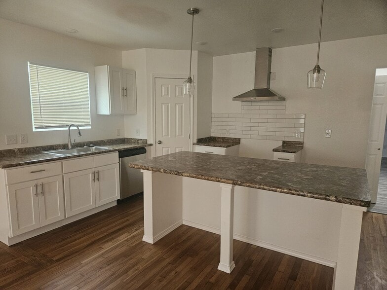 Building Photo - 923 McIlvaine