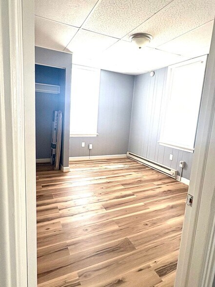 Building Photo - 201 W 5th St