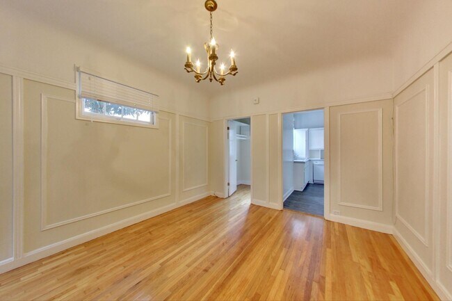 Building Photo - Gorgeous Studio, Steps from the Park with ...