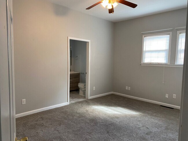 Building Photo - Cozy 2 Bed/2 Bath 1 Story Bungalow - Large...