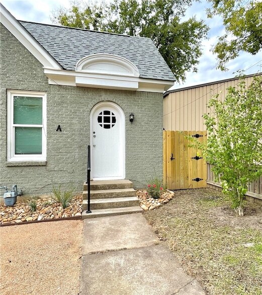 Building Photo - 907 Bina St