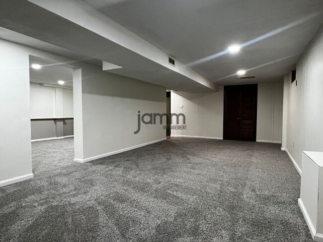 Building Photo - 2702 Grovewood Ave