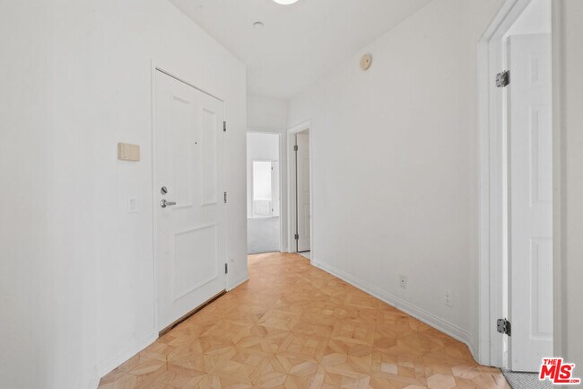 Building Photo - 1325 Arizona Ave