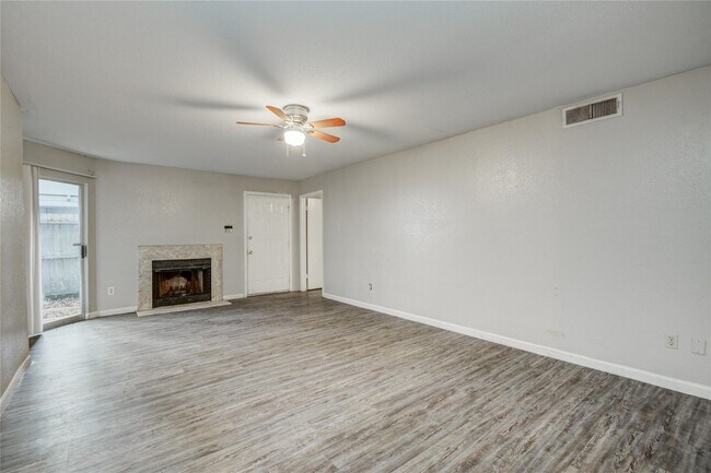 Building Photo - 9797 Leawood Blvd