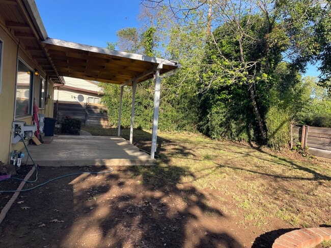 Building Photo - Great house of 4 rooms and 2 bath