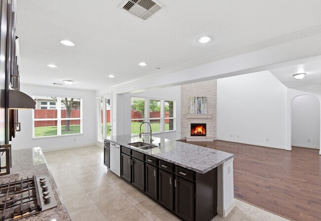 Building Photo - 6010 Green Meadows Ln
