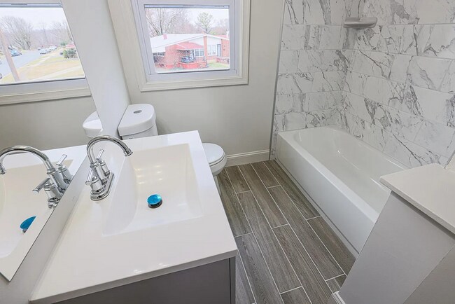 Building Photo - Beautiful 3 Bedroom 1.5 bath Move-In Ready!