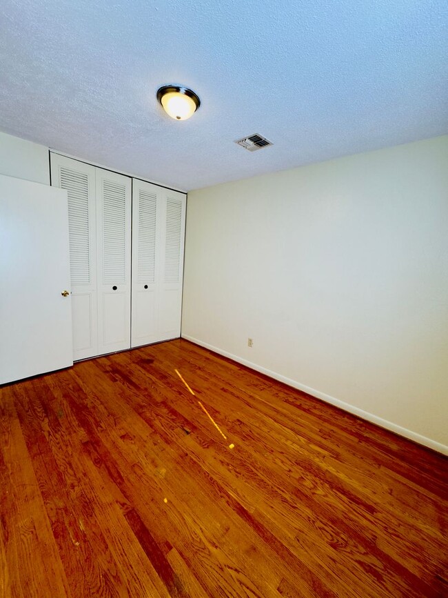 Building Photo - Townhouse for Rent