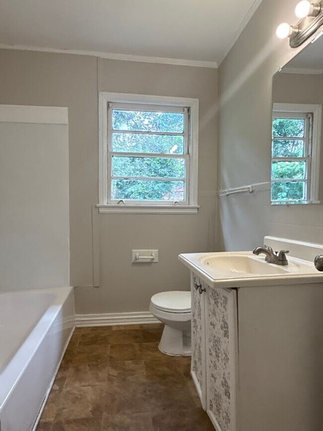 Building Photo - 2 Bed 1 Bath in Atlanta! Special offer: Ge...