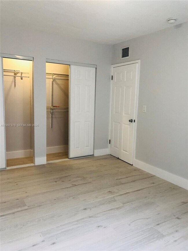 Building Photo - 221 SW 9th Ave