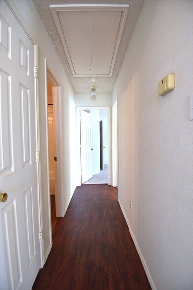 Building Photo - 9700 Summer Dr