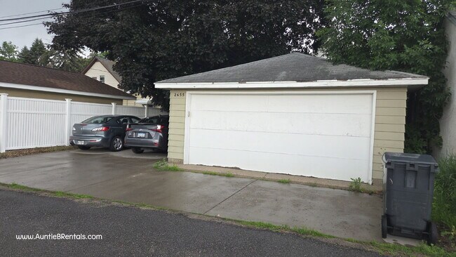 Building Photo - 2BR/1BA Duplex in NE Minneapolis 8/1 move in