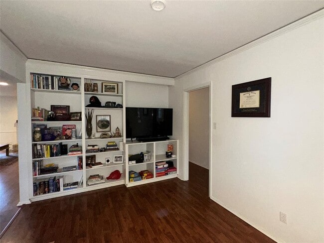 Building Photo - 1908 Pompton Dr