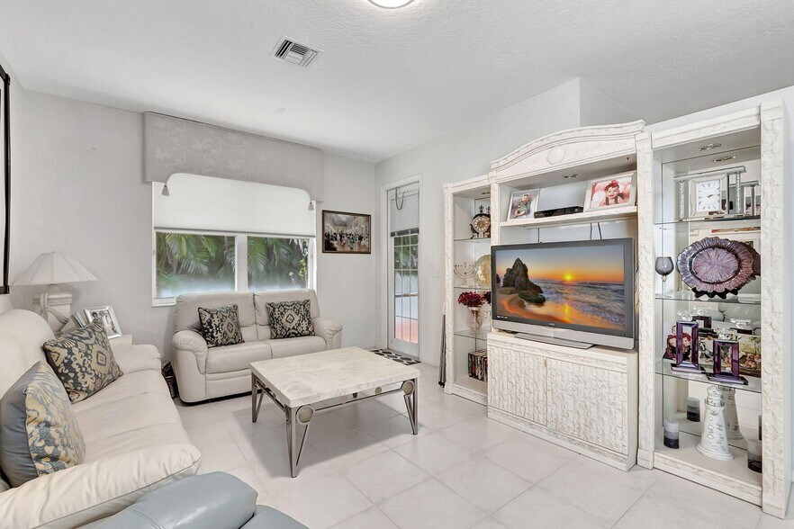 Building Photo - 5916 Seashell Ter
