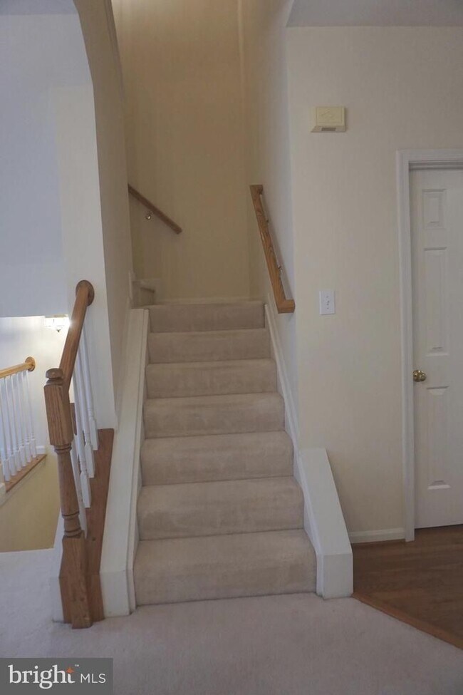 Building Photo - Beautiful Townhouse in Washingtonian Center