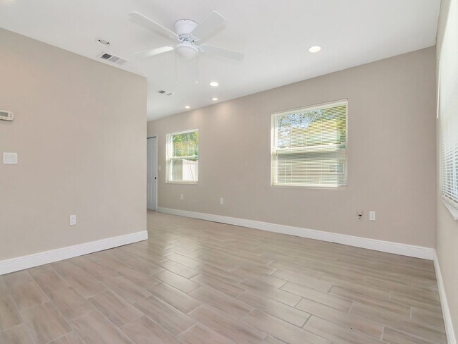 Building Photo - Voucher Ready! Newly Renovated 3-Bedroom, 2-Bath Duplex in Prime Bradenton Location!