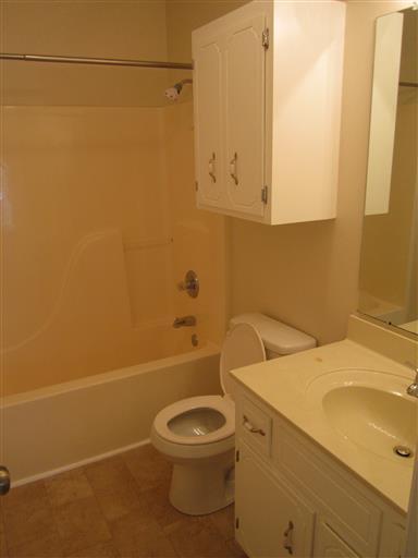 Building Photo - 3 bedroom home close to Fort Campbell and ...