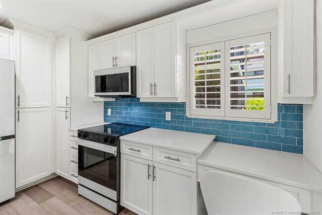 Building Photo - 4103 SE Centerboard Ln