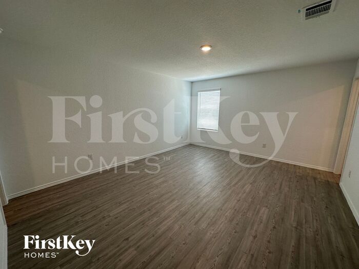 Building Photo - 2408 Lake Hls