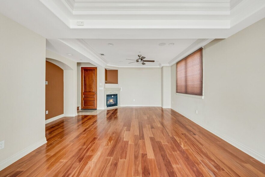 Building Photo - 985 N Michillinda Ave