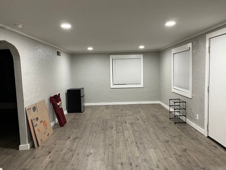 Building Photo - 407 S 5th St