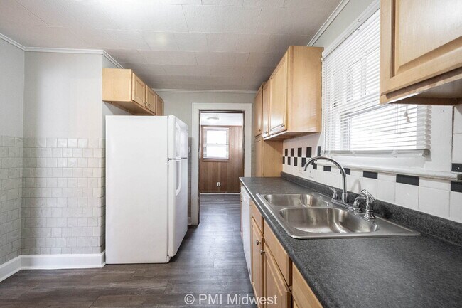 Building Photo - "Charming 2-Bedroom Retreat in Heart of In...
