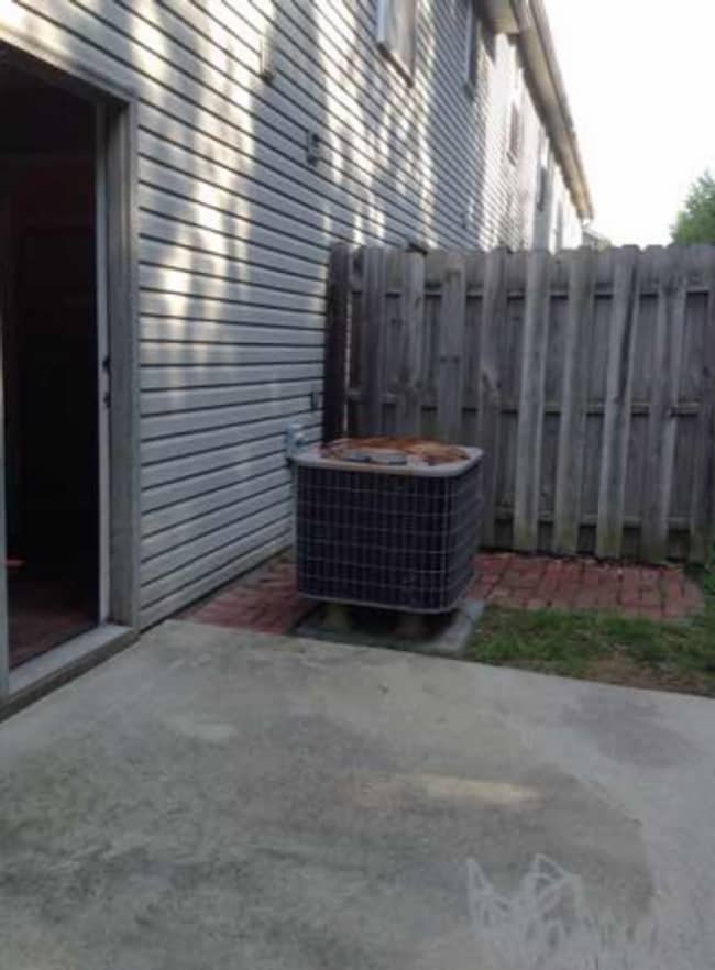 Building Photo - 3 bedroom, 2.5 bath Townhome *ASK US ABOUT...