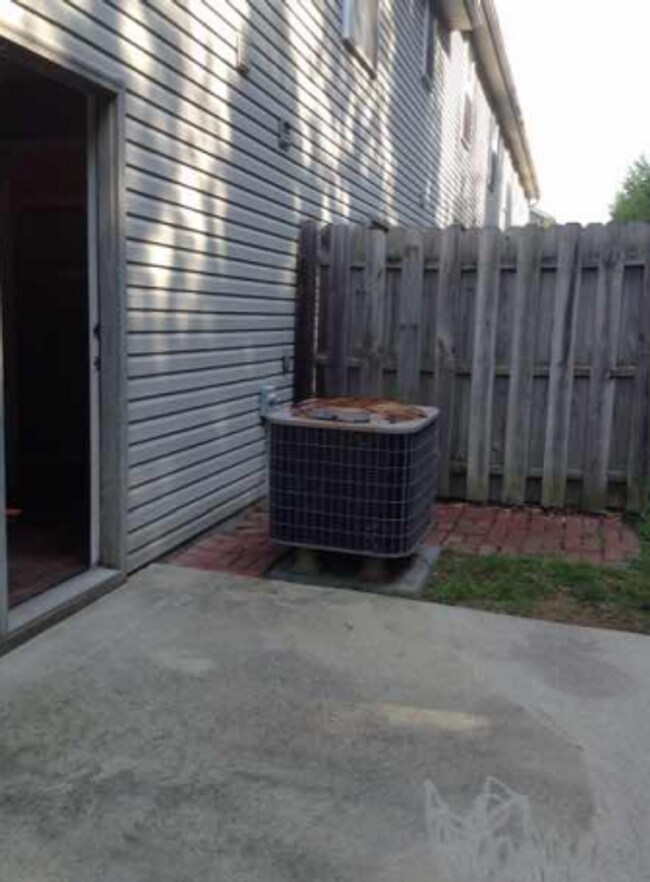 Building Photo - 3 bedroom, 2.5 bath Townhome *ASK US ABOUT OUR FALL SPECIAL*