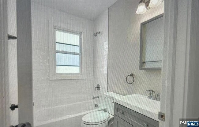 Building Photo - 453 Banta Ave