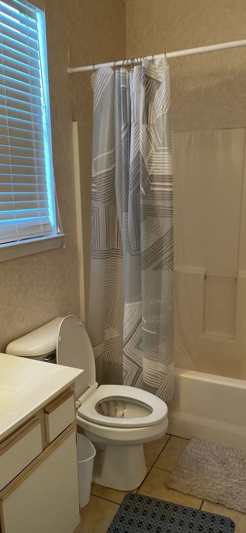 Building Photo - Special/REDUCED! First month free! Updated 2 bedroom/2 bath condo in River Oaks