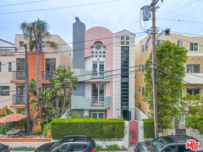 Building Photo - 123 Galleon St