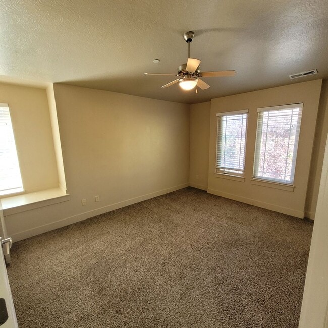 Building Photo - Heber Ranch Landing Condo