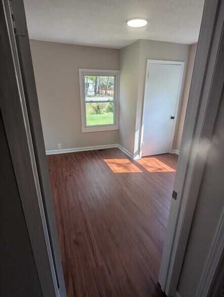 Building Photo - 210 E Maine Ave