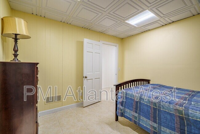 Building Photo - 2215 Spalding Dr